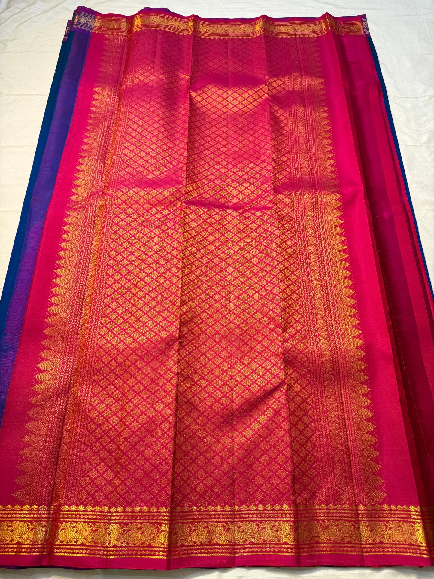 Amrita Neelam — Pure Silk Kanchipuram Saree
Sapphire Blue Body • Vadamalli Purple Zari Borders • Rani Pink Brocade Pallu
Antique Gold Coin Buttas • Handwoven Korvai Weave • Regal Festive Finish
Silk Mark Certified ✅ • Free Shipping within USA • Ships in T