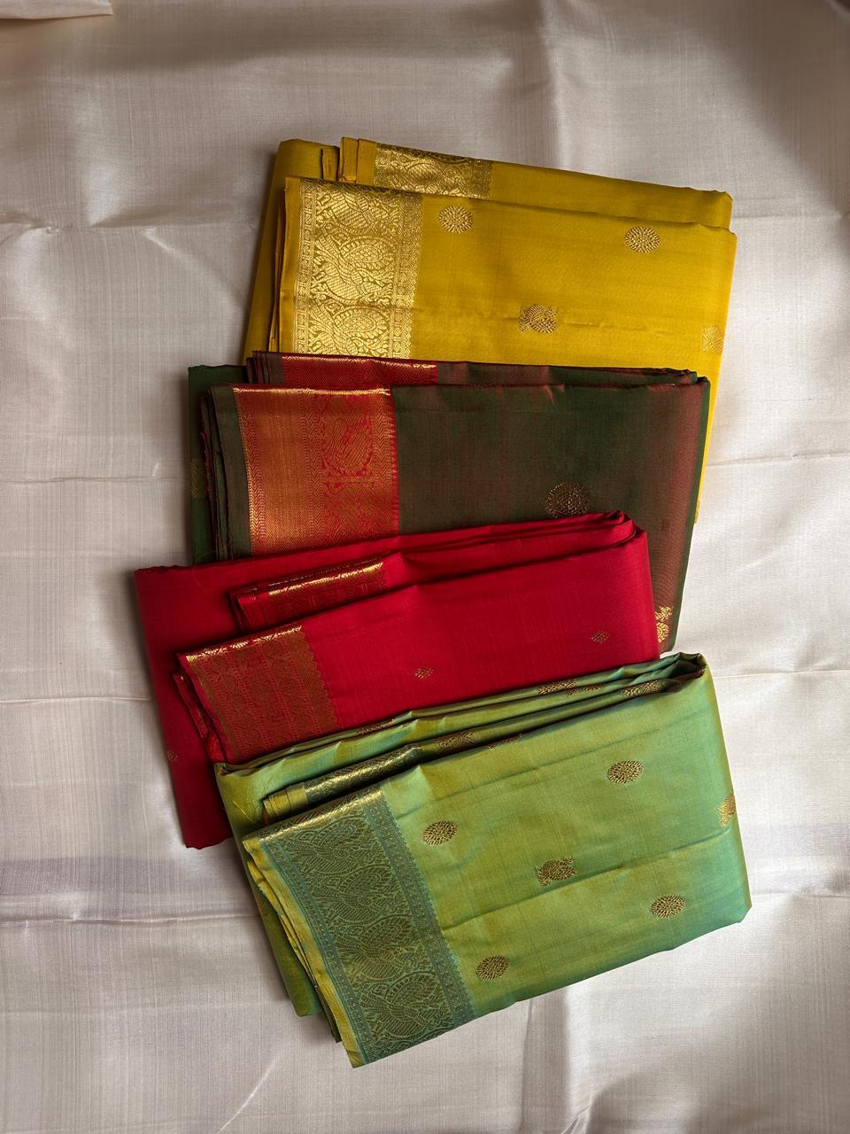 ✨ Manthulir Deepam — Pure Silk Kanchipuram Saree ✨
Dual-tone bottle green with rust-copper korvai border, gold zari coin & mango buttas, and a grand brocade pallu.
Silk Mark Certified • Free USA Shipping • Ships in 2 Weeks • Blouse Stitching $30 ✅