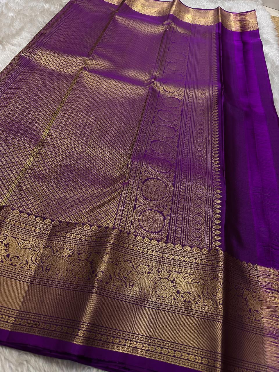 Green Amethyst Grove — Pure Silk Kanchipuram Saree
Emerald-Green Body with Gold Buttas & Royal-Purple Elephant Zari Border ✨
Silk Mark Certified • Free USA Shipping • ships in 2 weeks
