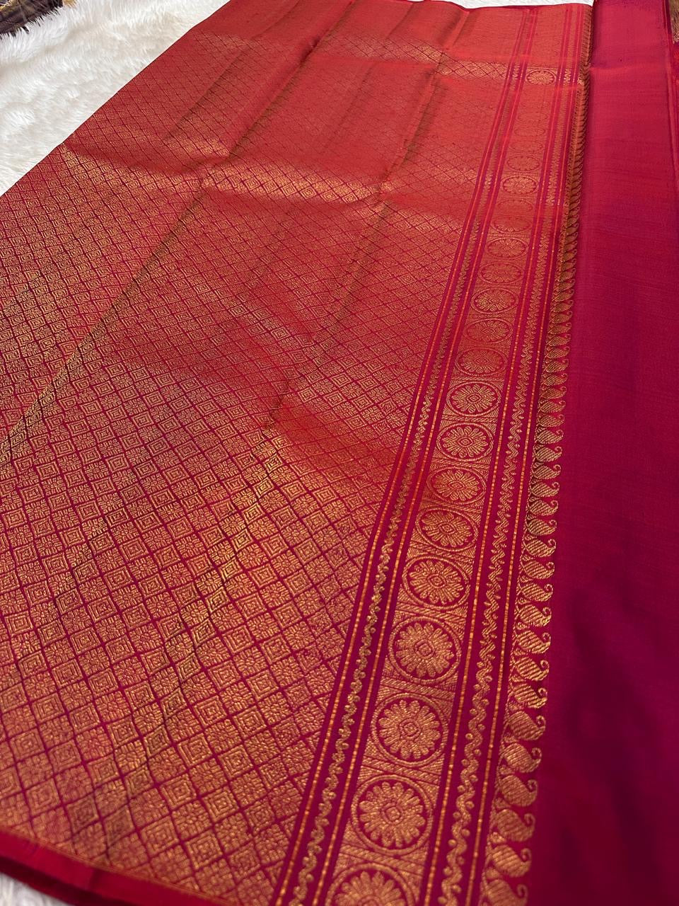 Lotus glow -radiant rani pink & crimson shot  body with lotus gold zari buttas 🌸
Majestic peacock panel pallu in antique gold jaal and temple border artistry ✨
Silk Mark Certified ✅ | Ships in 2 Weeks | Free Shipping within USA 🇺🇸