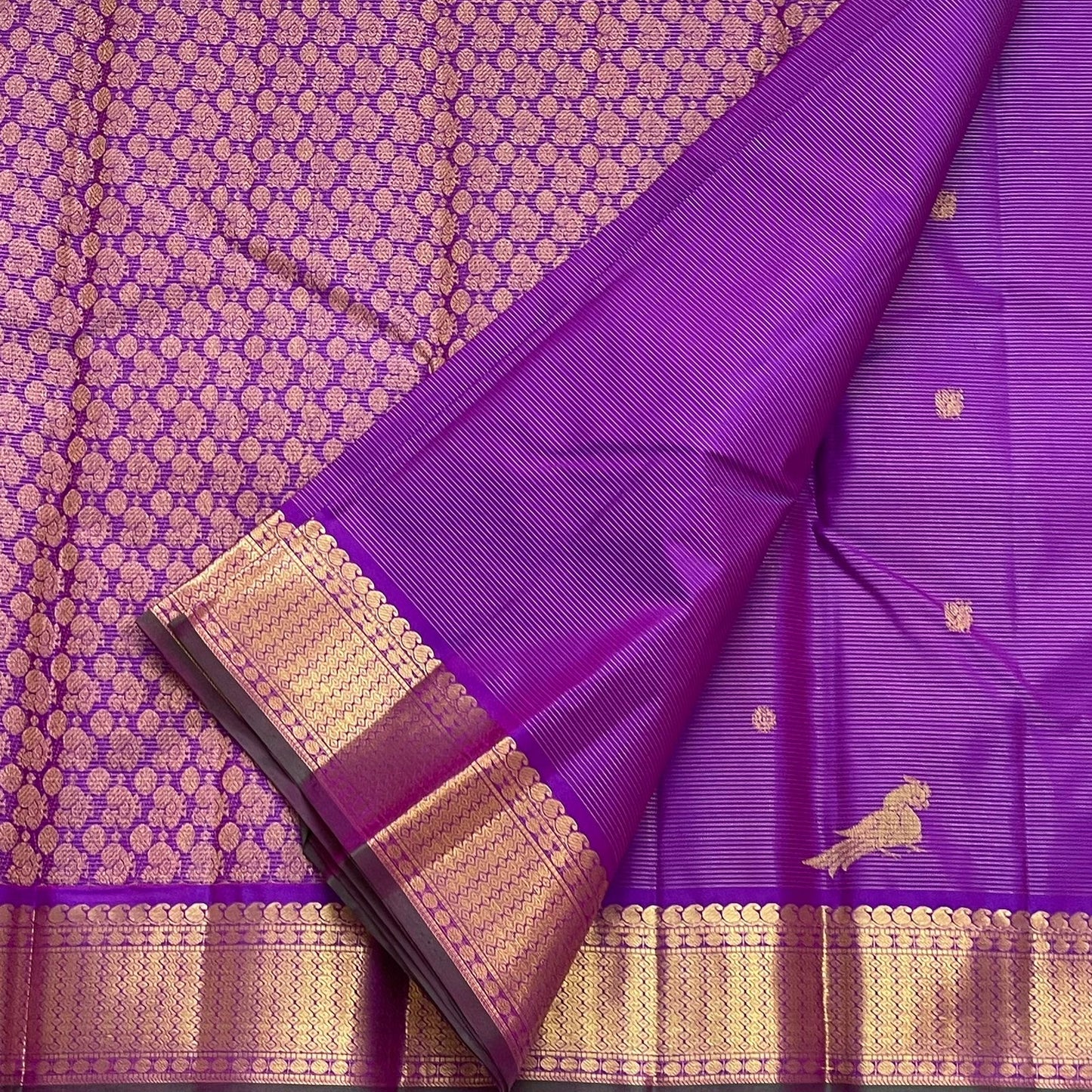 Kili Kanjivaram vairaoosi Lavender – Pure Kanchipuram Silk Saree
Lavender body with kili (parrot) & coin buttas; vairaoosi 
zari border l; rich floral pallu
Silk Mark Certified | Blouse Piece Included …pls refer description