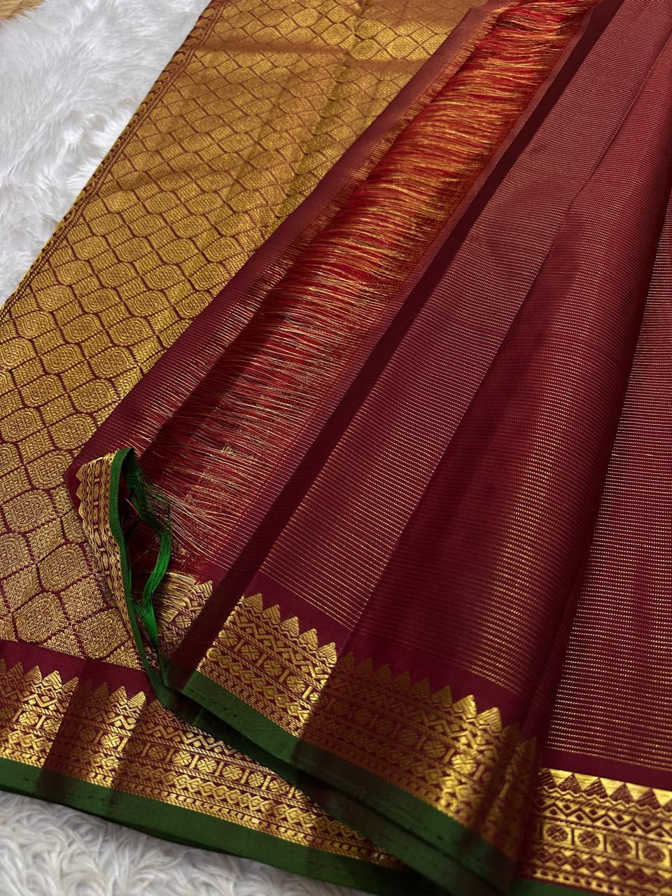 Arakku Gandaberunda vairaoosi — Pure Silk Kanchipuram Saree
Deep arakku  in fine vaira oosi weave with gold Gandaberunda motifs 🦅
Antique-gold temple borders & emerald-green selvedge • Silk Mark Certified • Free USA Shipping • Ships in Two Weeks ✅