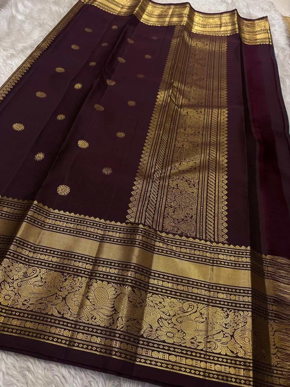 Neeli Megham – Pure Silk Kanchipuram
Teal-blue body with gold annapakshi buttas & aubergine korvai border in antique zari brocade
Silk Mark Certified • Fall & Pico Done • Blouse Stitching Available ($30) • Free Shipping within USA • Ships in Two Weeks