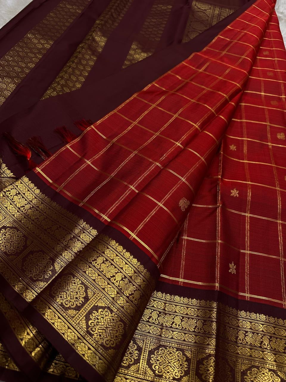 Sindhura Varna – Ruby Red & Maroon Pure Silk Kanchipuram Saree
Intricate gold kattam checks with dainty zari buttas & antique maroon borders ✨
Silk Mark Certified • Ships in Two Weeks • Free Shipping within USA ✅