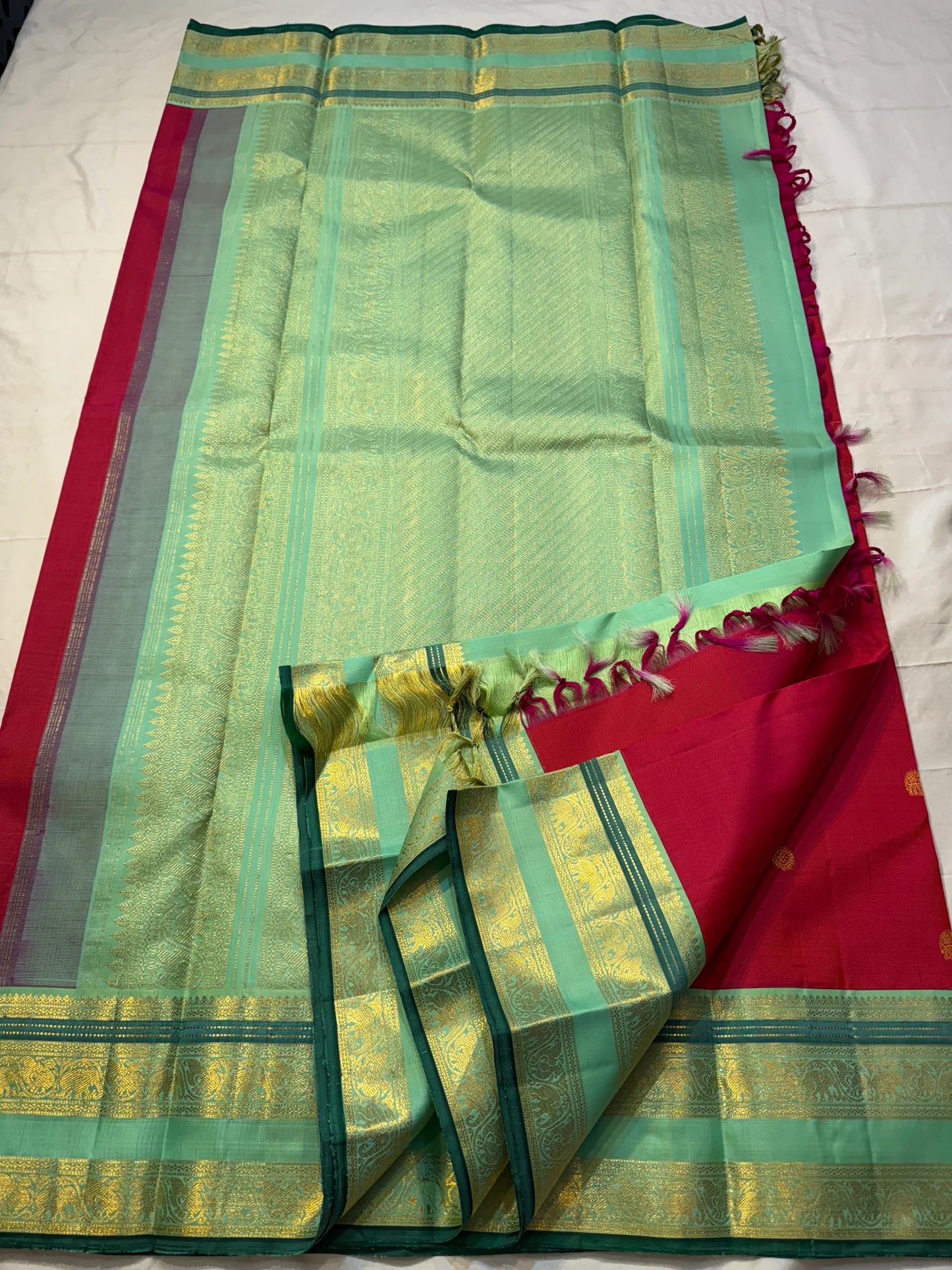 ✨ Tarakha — Rani-Pink & Mint-Pachai Korvai Kanchipuram ✨
Pure Silk | Gold Zari Surya Buttas | Mint Brocade Pallu | Contrast Blouse
Silk Mark Certified ✅ | Free USA Shipping ✅ | Ships in 1 Week ✅