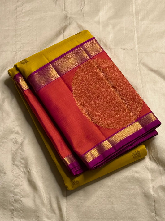 Mangai Manjal Chakram — Kanchipuram Pure Silk
Sun-yellow body with tiny zari buttas • Korvai contrast border
Rani-pink shot with purple selvedge • chakram medallions
Vaira-oosi diamond pallu with dual-tone tassels
Silk Mark Certified • Free shipping