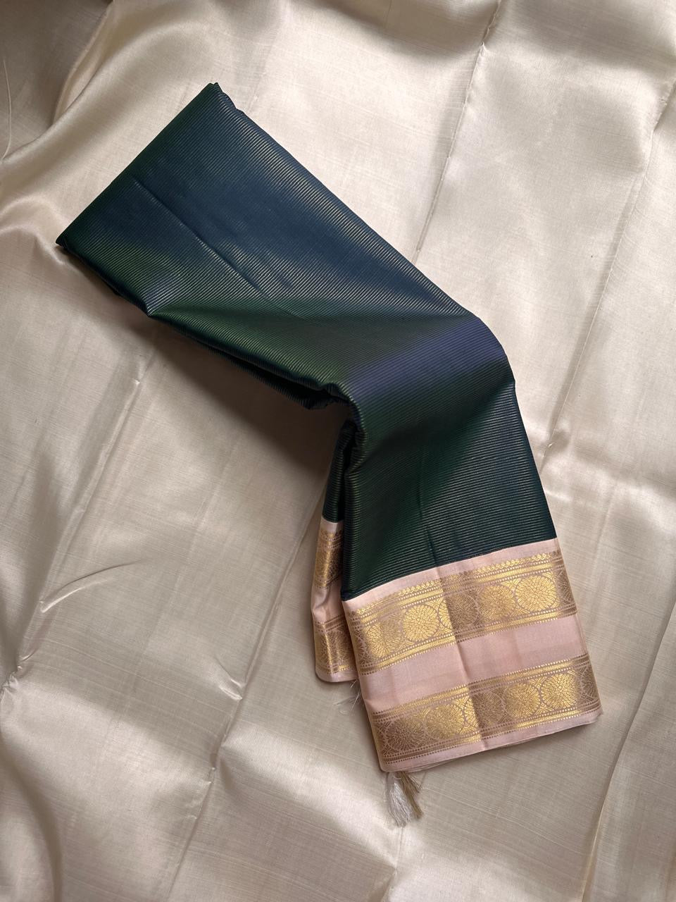 Haritha Pale Rose Vairaoosi — Pure Silk Kanchipuram Saree
Deep Forest-Green Vairaoosi Body with Pale-Rose Korvai Border & Gold Chakra Zari
Silk Mark Certified • Free USA Shipping • Ships in Two Weeks ✅