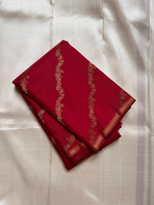 Lakshmi Kodi — Sindoor Red Pure Silk Kanchipuram
With 2g zari creeper vines (kodi) across the body 🌸
Classic gold kaddi borders & grand brocade pallu ✨
Perfect festive drape for Diwali, weddings & temple wear 🪔
Silk Mark Certified • Free Shipping