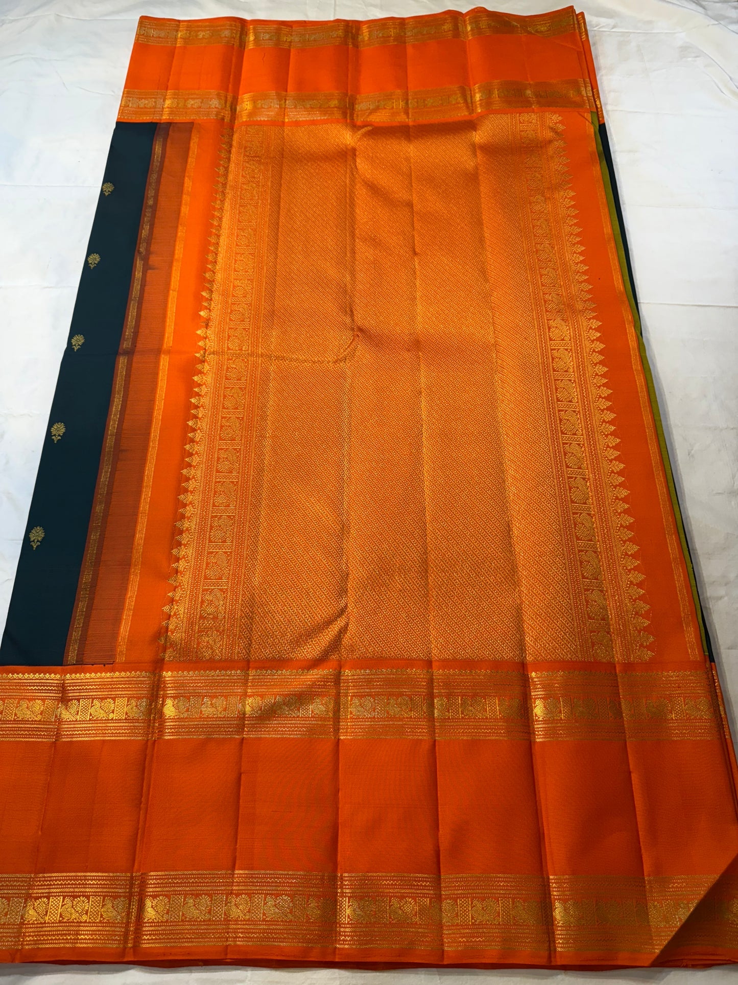 Divya – Handwoven Black Kanchipuram Pure Silk Saree with Mayil & Floral Butta, Finished with a Bold Rettapettu Border