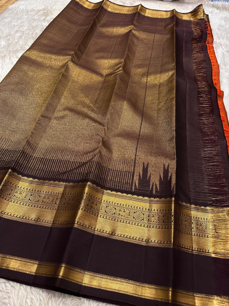 Podi Kattam Brown – Pure Kanchipuram Silk Saree
Heritage podi kattam checks in a rich burnt-brown body ✨
Majestic brocade pallu with diamond jaal & thazampoo reku. Silk Mark Certified, delivery in 2 weeks
