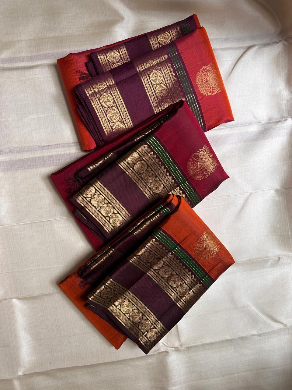 Ishwaryam 🧡❤️🕊️✨
Orange Red Shot Handwoven Kanchipuram Silk Saree with Majestic Gandaberunda Zari Adai Motif 🕊️🌟
Ornate Rettapet Border with Delicate Kamalam Seer Floral Detailing 🌺🪡
Deep Coffee Brown Pallu Adding Warmth and Elegant Contrast ☕🌿