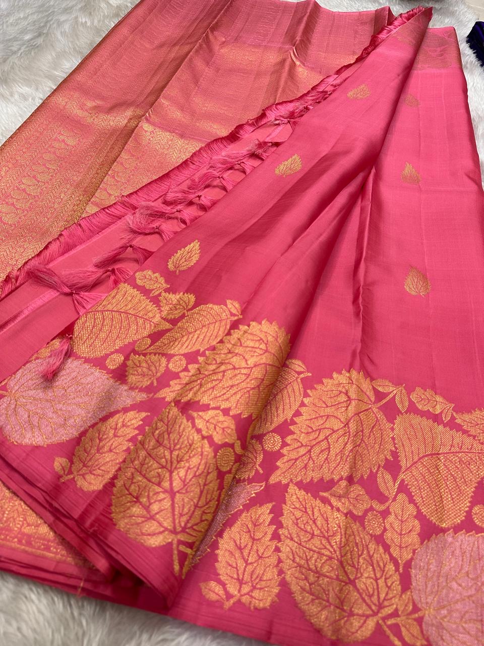 Vilva 🌸 – Pink Pure Kanchipuram Silk Saree with Golden Zari Leaf Motifs, Ornate Floral Border & Paisley Pallu | Silk Mark Certified
A pure silk Kanchipuram in a soft, elegant pink, Vilva is adorned with delicate golden zari leaf motifs.