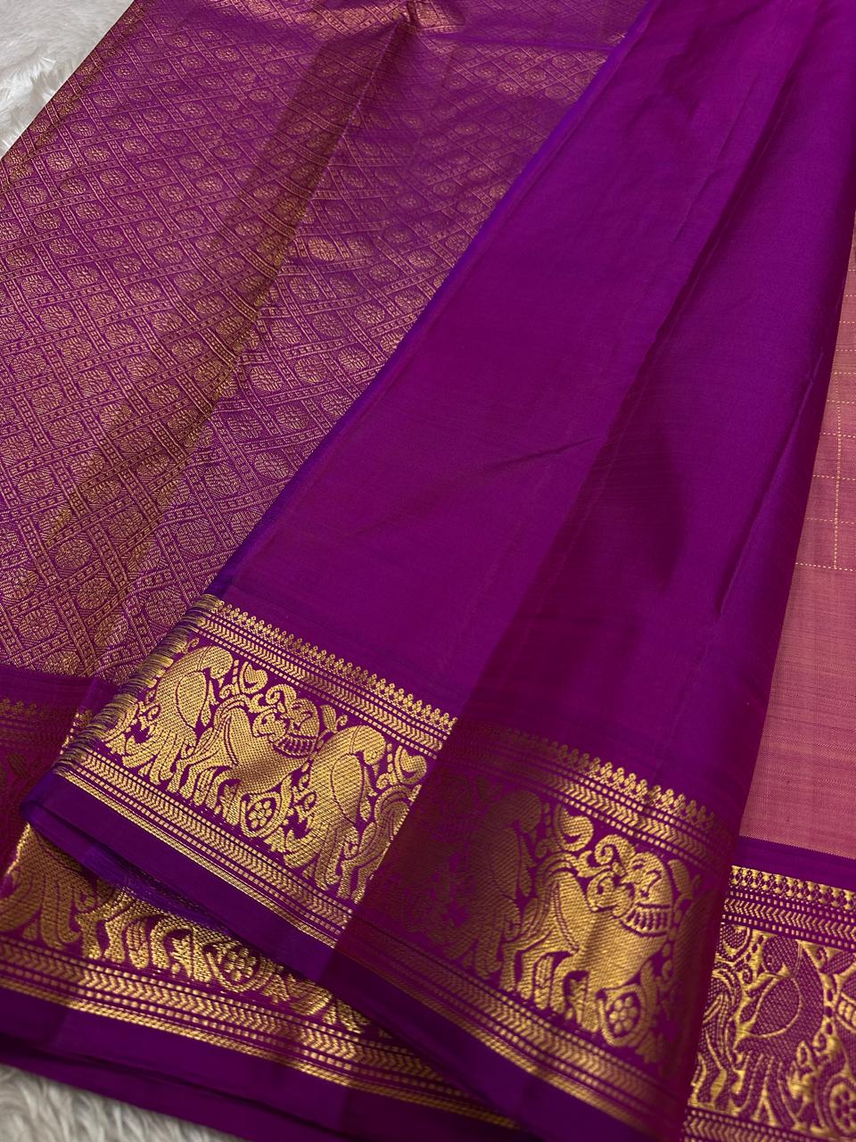 Peach Pink Sorgavasal Kili — Zari Kattam | Pure Kanchipuram Silk ✨
Peach-pink body with zari kattam checks, kili buttas & circular medallions 🌸
Silk Mark Certified • Free Shipping within USA • Ships in Two Weeks ✅