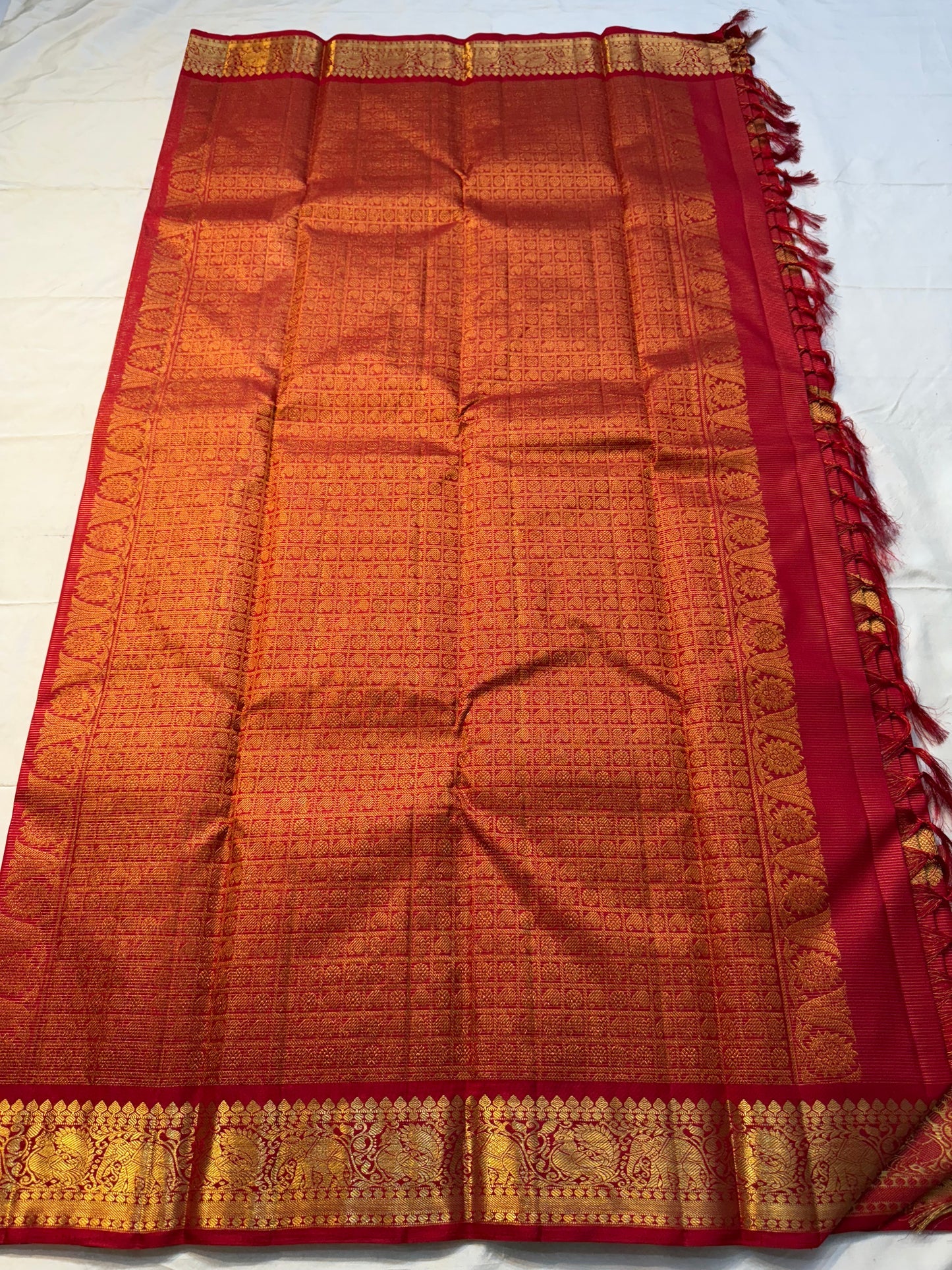 Thilakam Red Vairaoosi — Pure Silk Kanchipuram Saree
Radiant vermilion-red body with gold vairaoosi pinstripes and paisley buttas, paired with a fiery orange-red brocade pallu and grand peacock–elephant zari border ✨
Silk Mark Certified • Fall & Pico Done