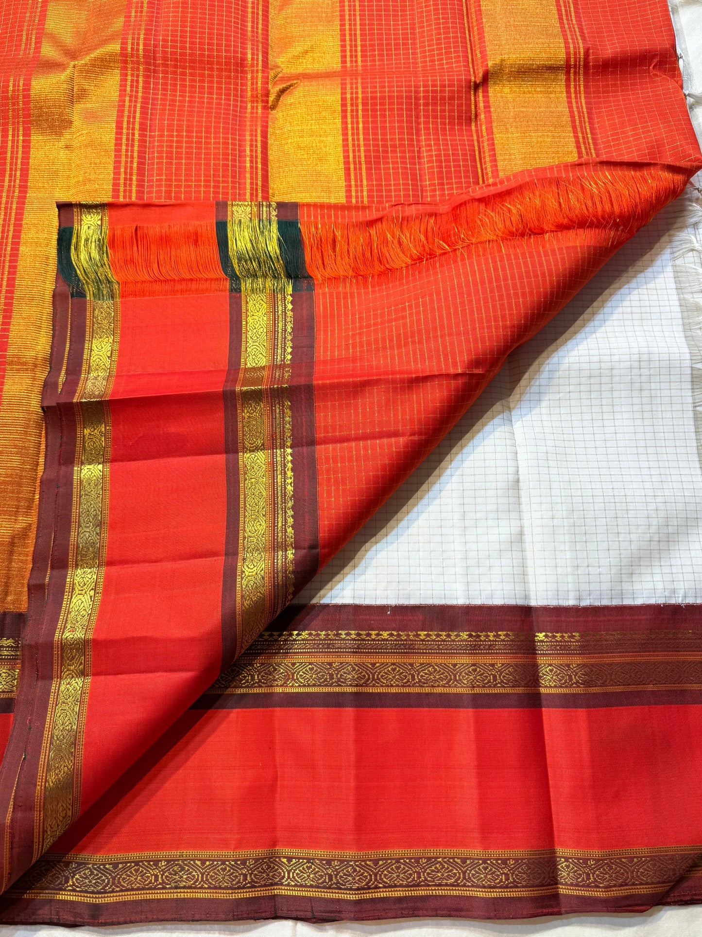 Shveta Arakku Kattam
Pure Silk Kanchipuram Saree – White Body with Fine Kattam Checks
Contrast Arakku Red Border & Maroon Korvai with Rich Zari Weave
Grand Zari Pallu Featuring Intricate Traditional Motifs
Silk Mark Certified ✅ Fall & Pico Done