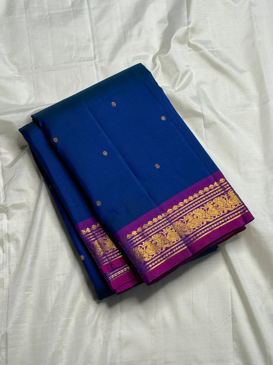 Amrita Neelam — Pure Silk Kanchipuram Saree
Sapphire Blue Body • Vadamalli Purple Zari Borders • Rani Pink Brocade Pallu
Antique Gold Coin Buttas • Handwoven Korvai Weave • Regal Festive Finish
Silk Mark Certified ✅ • Free Shipping within USA • Ships in T