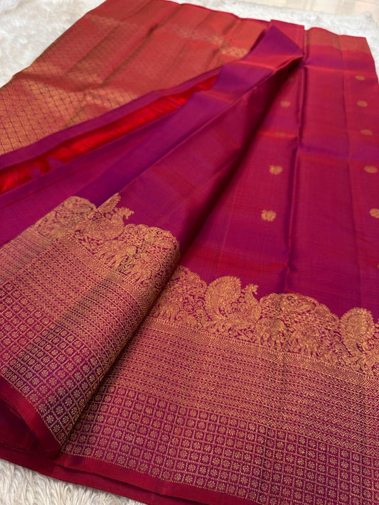 Lotus glow -radiant rani pink & crimson shot  body with lotus gold zari buttas 🌸
Majestic peacock panel pallu in antique gold jaal and temple border artistry ✨
Silk Mark Certified ✅ | Ships in 2 Weeks | Free Shipping within USA 🇺🇸