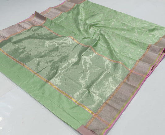 Anaya – Earthy Green Silk Chanderi Saree with Pink Contrast Border & Full Zari Pallu
A refreshing earthy green Silk Chanderi saree that drapes like a dream.
Adorned with fine gold and silver zari work across the body.