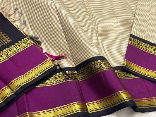 Biscuit Beige Amethyst — Pure Silk Kanchipuram (Handloom)
Micro kattam checks in biscuit-beige with amethyst korvai borders & black selvedge
Silk Mark Certified • Free USA Shipping • Ships in 1 Week (2 Weeks with stitching) ✅