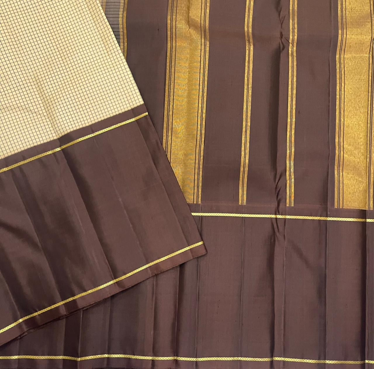 ✨ Siri Kattam — Pure Silk Kanchipuram Saree ✨
A refined butter-cream micro kattam body paired with deep coffee-brown panels, gold rope-zari borders and a zari pallu.
Silk Mark Certified • Free USA Shipping • Ships in 2  weeks , blouse stitching $30