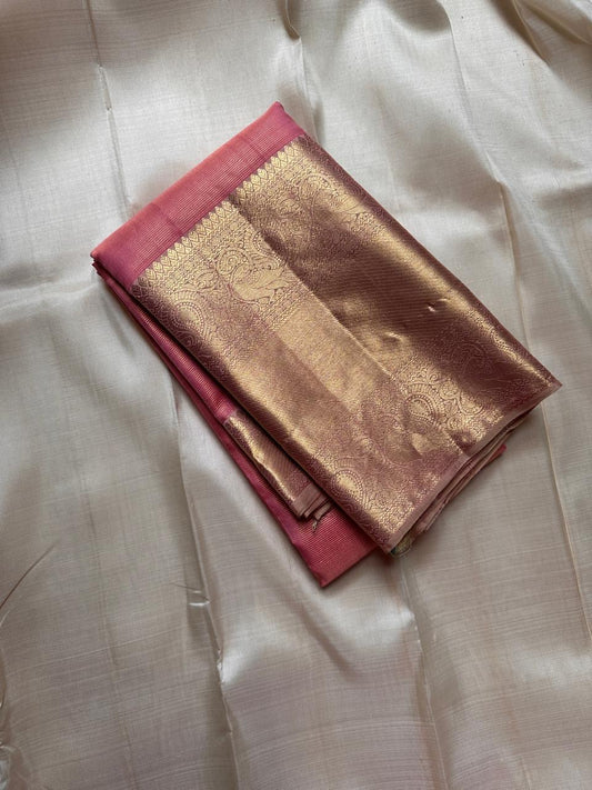 ✨ Rose Vairaoosi — Pure Silk Kanchipuram Saree ✨
Blush rose body with fine vairaoosi stripes and gold coin buttas, framed by antique-gold paisley brocade borders and a glowing full zari pallu.
Silk Mark Certified ✅ • Free Shipping within USA 🇺🇸 •
