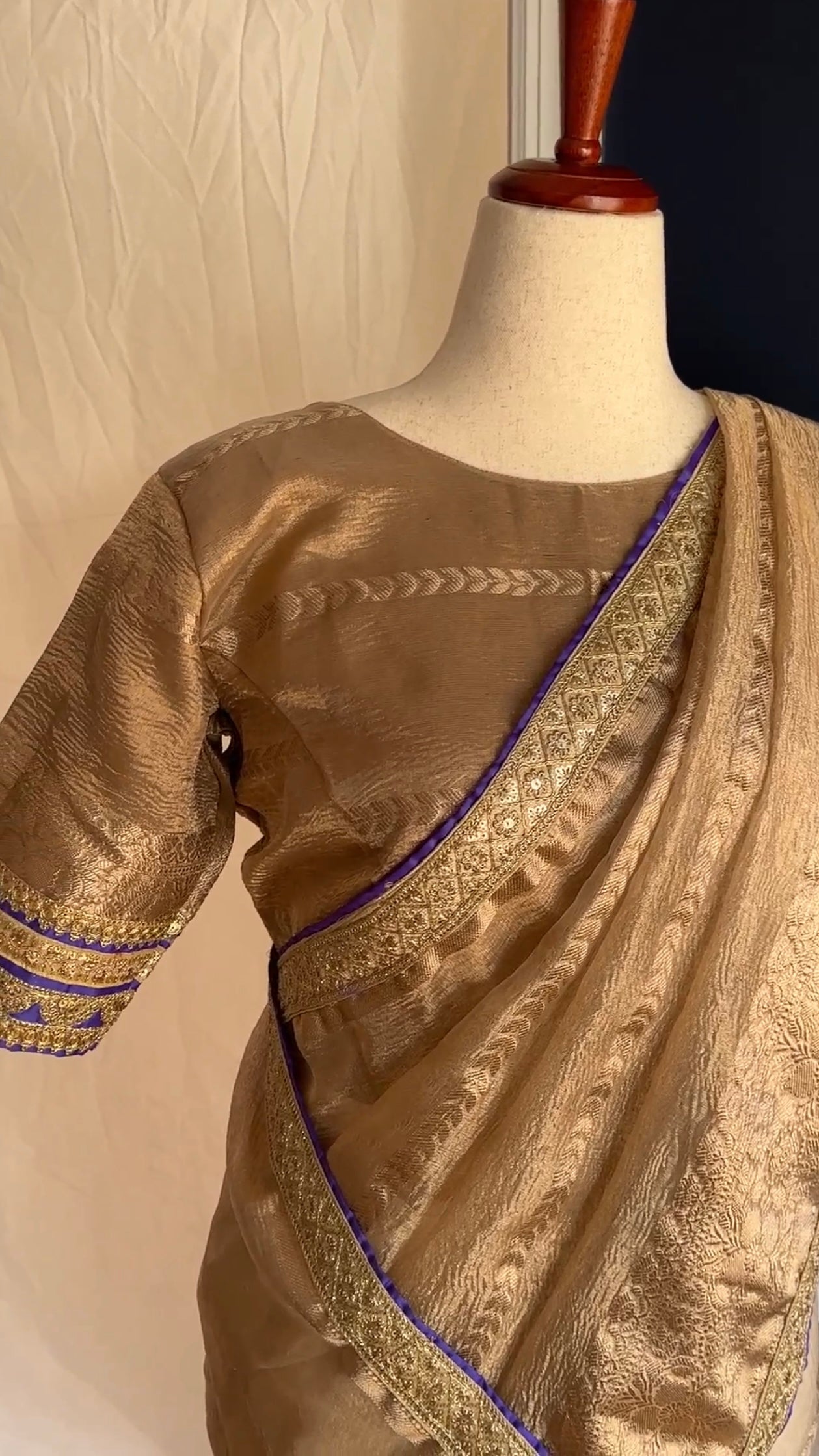 β¨ Muted Gold Tissue Silk β Crushed Tissue Saree with Purple Lace π
Soft muted gold with delicate crushed texture & purple lace border πΏ Elegant & festive
Now $69 (was $90) | Ships from New Jersey | $5 USA Shipping πΊπΈ