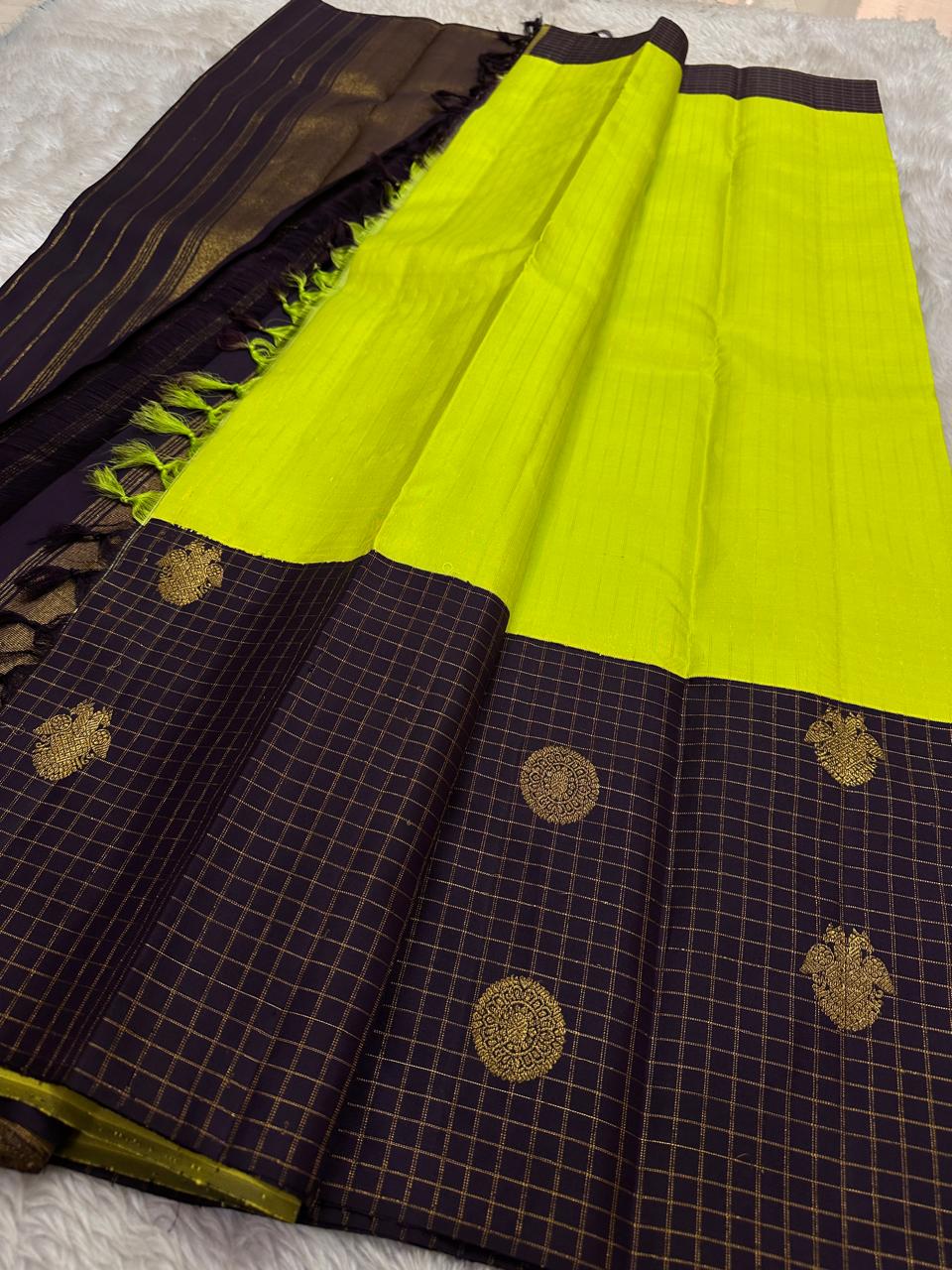 🌿 Venn Pachai – Deep Violet Checks & Lime Korvai Kanchipuram 🌿
✨ Pure Silk | Silk Mark Cert | Handloom Kanjivaram ✨
🪔 Violet & Gold Checks with Rich Zari Pallū | Bright Lime Green Body
🌸 Korvai | woven  Zari Buttas
Gandaberunda
🚚 Ships in 2weeks