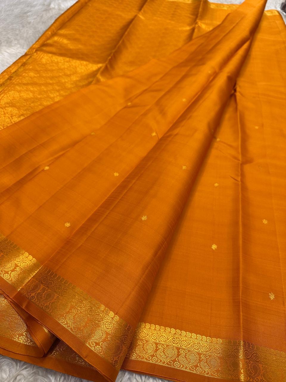 Small Border – Golden Mustard 🌼
Pure Kanchipuram silk in deep golden-mustard with petite zari buttas and floral vines border ✨
Silk Mark Certified • Free USA Shipping • Ships in Two Weeks ✅