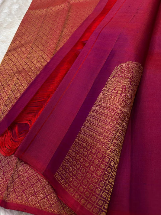 Lotus glow -radiant rani pink & crimson shot  body with lotus gold zari buttas 🌸
Majestic peacock panel pallu in antique gold jaal and temple border artistry ✨
Silk Mark Certified ✅ | Ships in 2 Weeks | Free Shipping within USA 🇺🇸