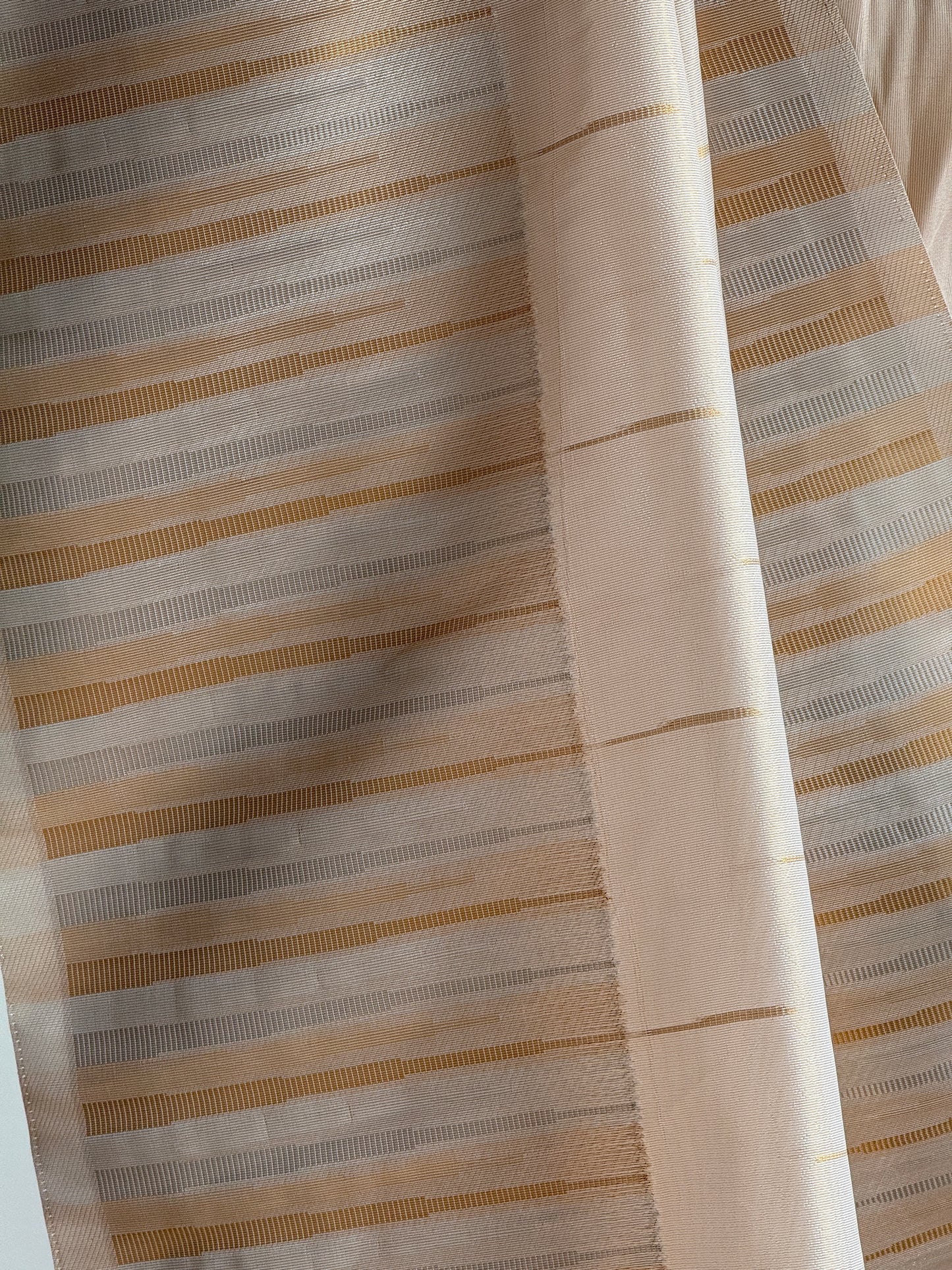 Banarasi Silk Tissue Saree Feat. Double Antique Gold & Silver Borders, Subtle Golden Lines all over the Body, & Mullai Moggu Pallu with Temple Border.
Lightweight, Soft, Comfortable with a Soft Antique Gold Sheen. Ideal for onam & all festivities 🎉