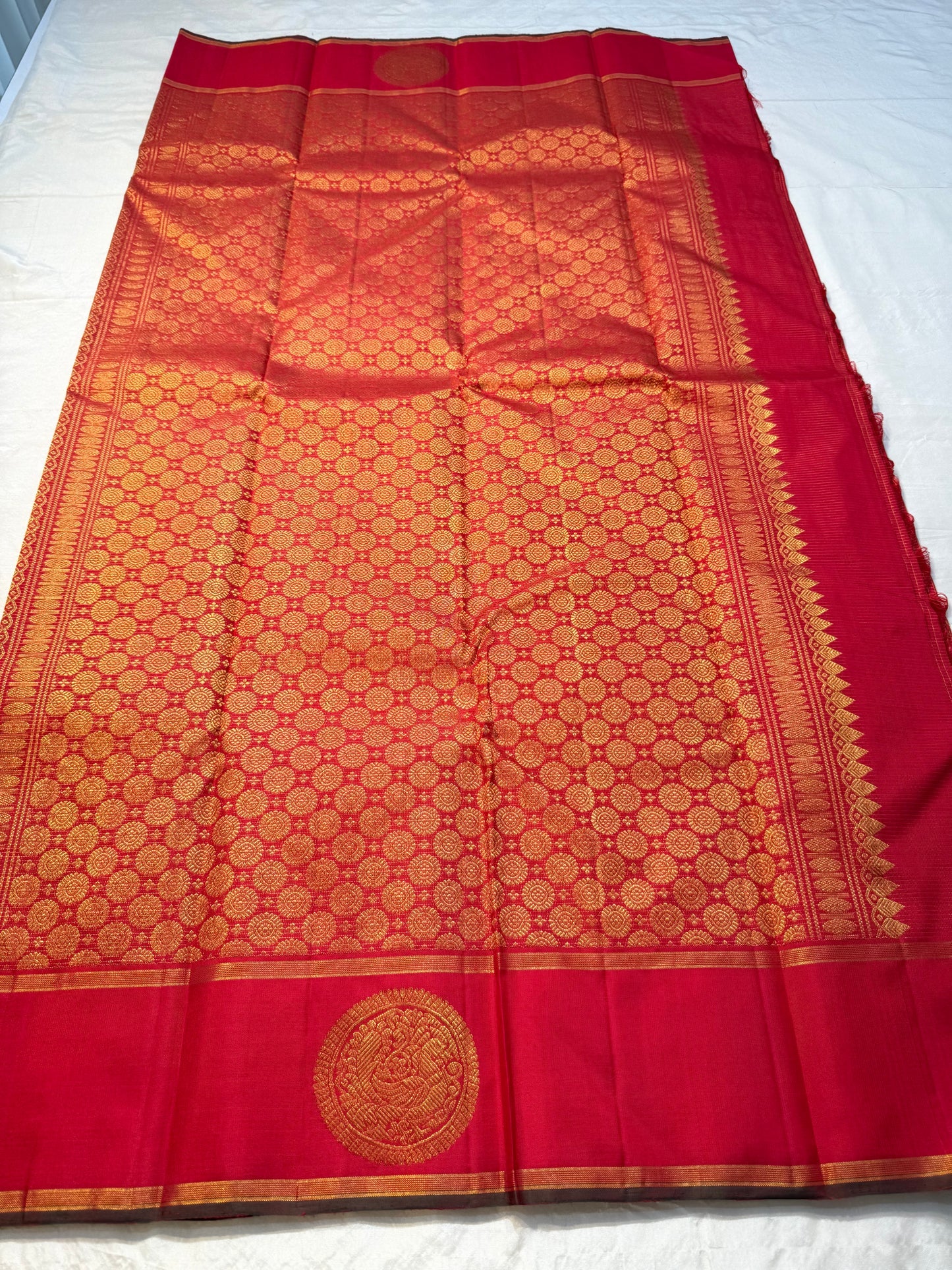 Hema Kungumam — Pure Kanchipuram Silk Saree
Auspicious kungumam red with micro kattam checks & grand coin motifs ✨
Antique-gold zari border & rosette brocade pallu • Silk Mark Certified • Free Shipping within USA • Ships in Two Weeks