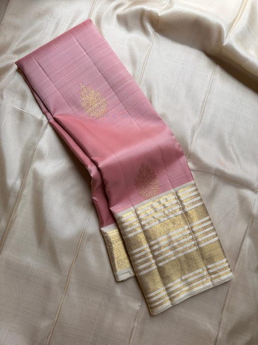 🌸 
Sveta Pushpam – Rose Pink & Ivory Korvai Kanchipuram
 Pure Silk • Gold Mankolam Buttas • Ivory–Gold Korvai Border & Grand Pallu
Silk Mark Certified ✅ • Fall & Pico Done ✅
Blouse Stitching Available ($30) ✅ • Free Shipping within USA ✅ 2 weeks