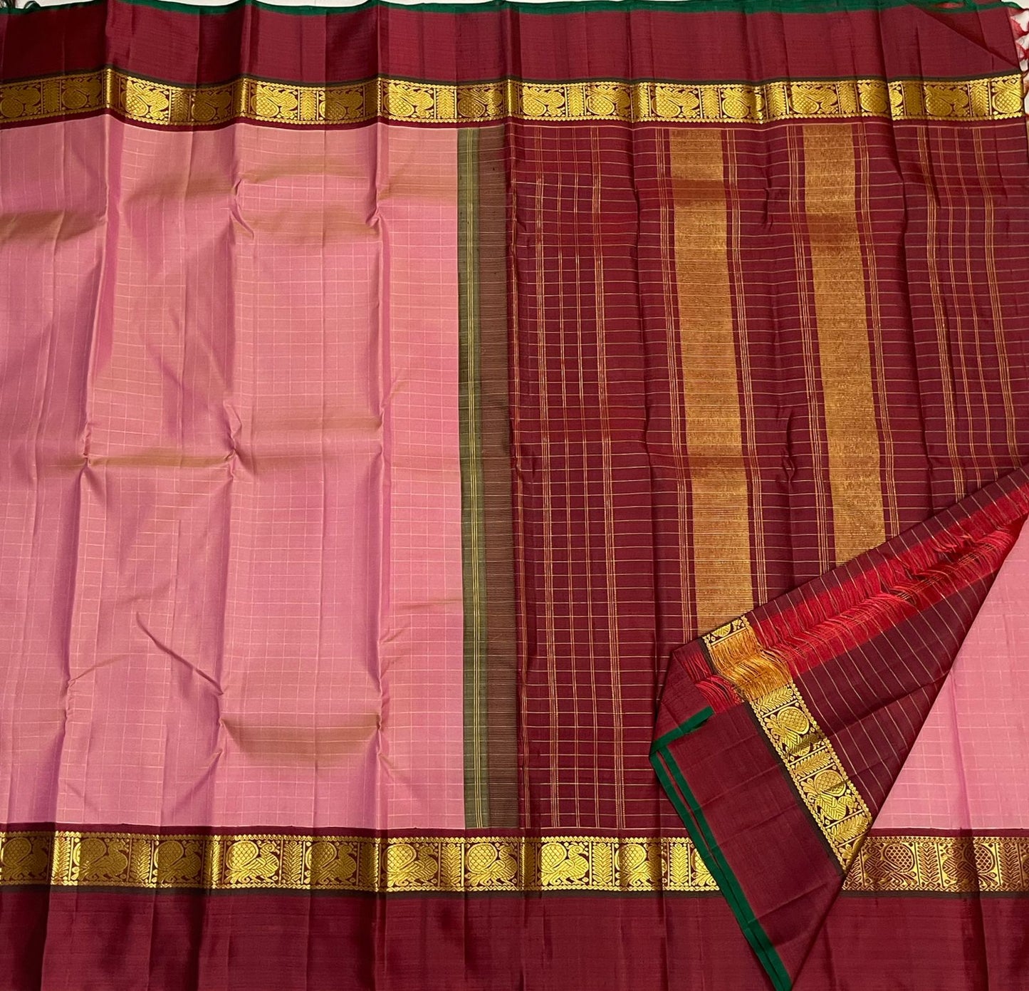 Arakku Rose — Pure Silk Kanchipuram Saree
Dusty-Rose Kattam Body • Arakku-Maroon Korvai Border • Antique-Gold Yali Zari • Grand Maroon Pallu
Matching Arakku Blouse • Silk Mark Certified • Free USA Shipping • ships in two weeks
