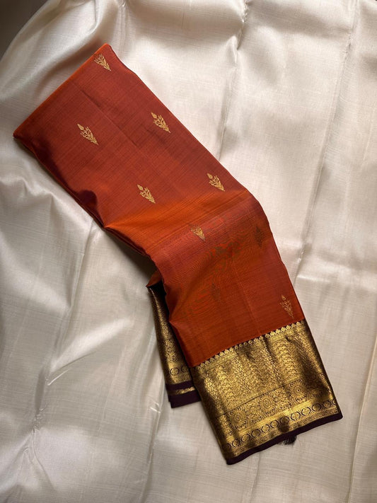 Gilded Rust Orange + Paaku Nut Brown — Pure Silk Kanchipuram
Rust-orange body with gold coin buttas & deep nut-brown korvai border in grand medallion zari
Silk Mark Certified • Free USA Shipping • Ships in Two Weeks ✅