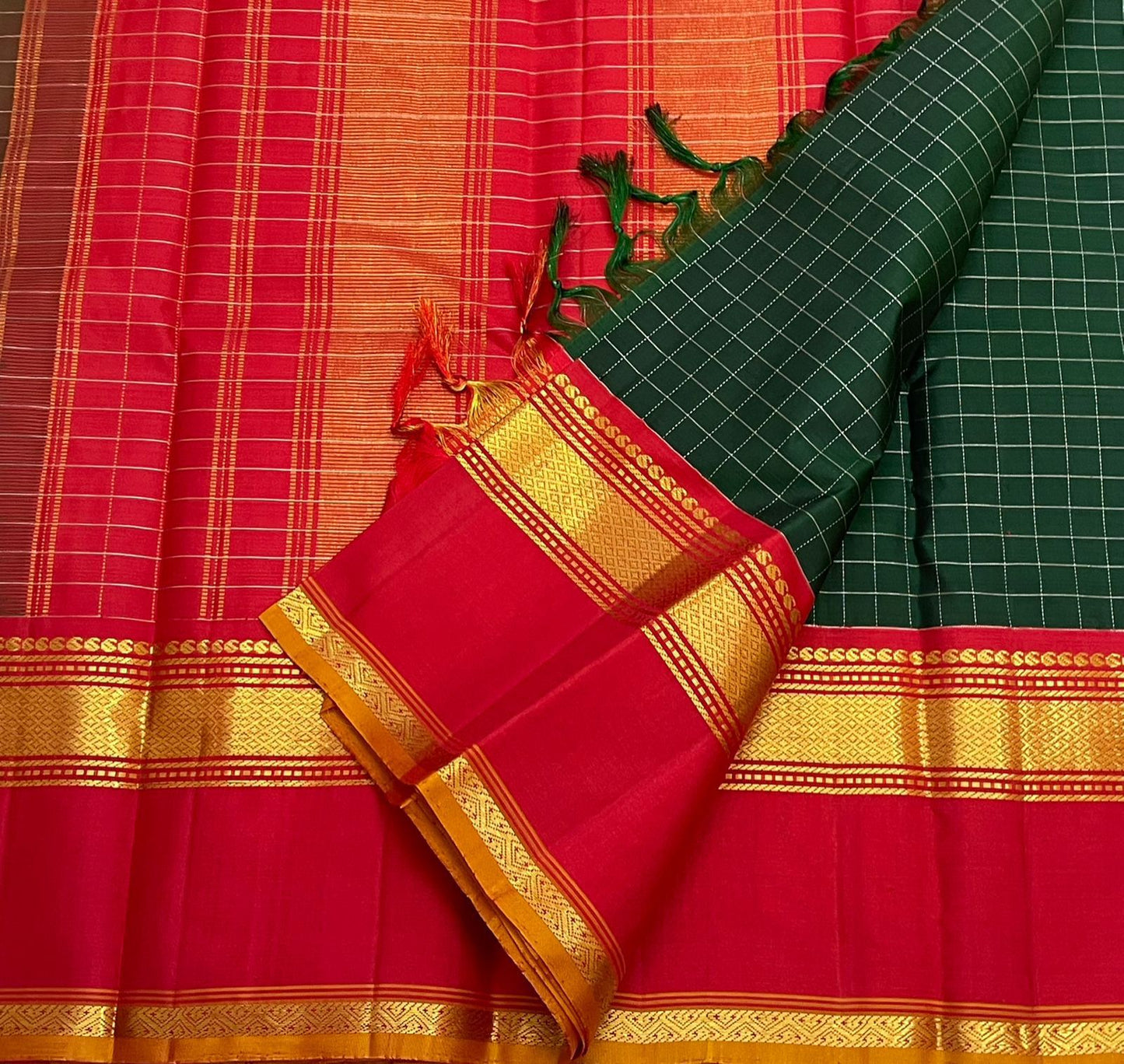 Verdant Blaze Korvai – Pure Silk Kanchipuram Saree
Deep Green Checked Body with Contrast Red Border ✨
Mustard Selvedge Highlight for a Striking Edge 🌼
Rich Gold Zari Borders & Traditional Korvai Weave 💛
Silk Mark Certified | ships in2 weeks