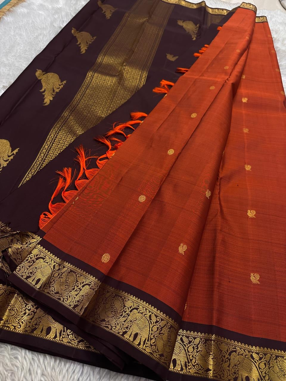 Rust Orange Kili — Pure Silk Kanchipuram Saree
Rust-orange body with gold zari kili (parrot) motifs ✨
Deep coffee-brown korvai borders & grand brocade pallu
Silk Mark Certified • Ships in Two Weeks • Free Shipping within USA