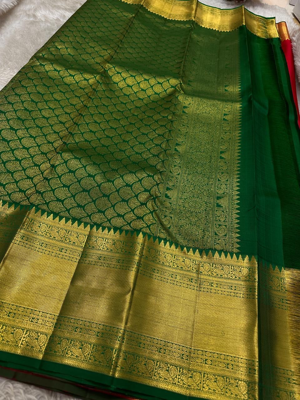 Srinagar Red Mayil Kamalam — Pure Silk Kanchipuram Saree
Temple-red body with gold mayil kamalam buttas ✨
Emerald-green korvai borders & grand gold pallu 💫
Silk Mark Certified ✅ • Free USA Shipping 🚚 • Ships in 2 Weeks