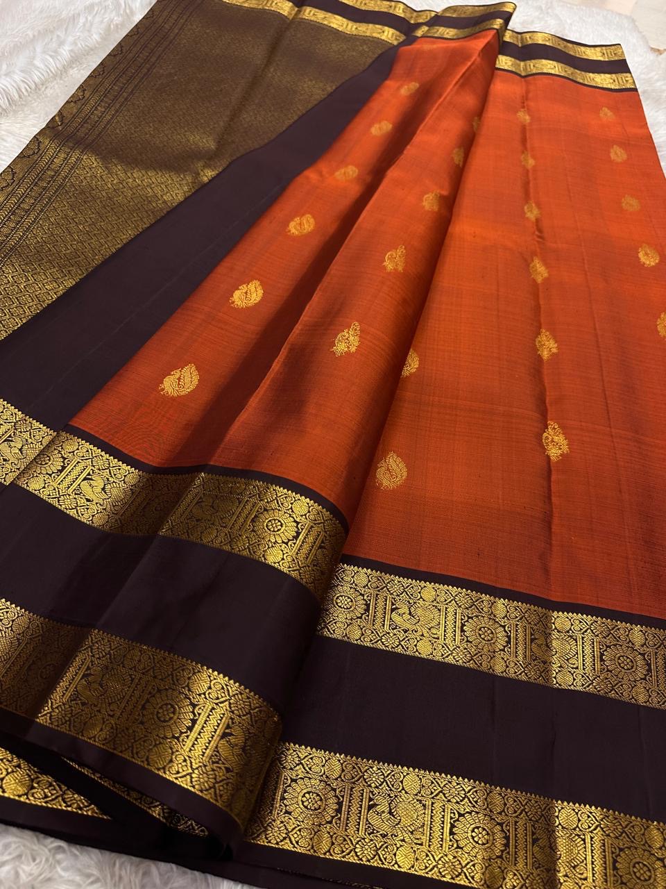Amudham — Rust Orange Pure Silk Kanchipuram
Rust-orange body with golden paisley buttas & coffee-brown zari borders ✨
Silk Mark Certified • Free Shipping USA • Ships in Two Weeks ✅