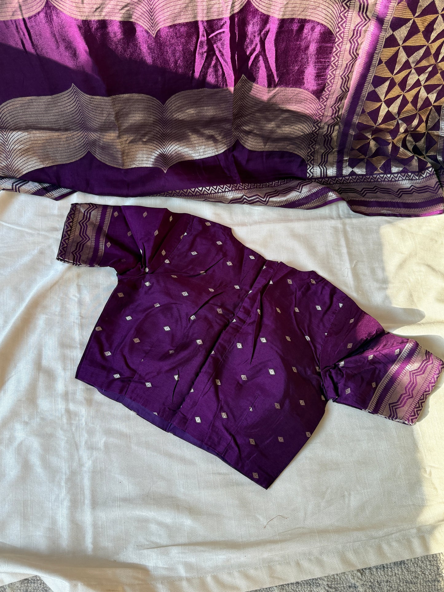 Purple Semi-Georgette Banarasi Saree 💜
Gold Zari Floral Jaal & Striped Weave ✨
Broad Contrast Border with Rich Detailing 💫
Lightweight, Festive & Elegant Draping 🌸
Silk Mark Certified | Ships in 2 Weeks | Free USA Shipping ✅
