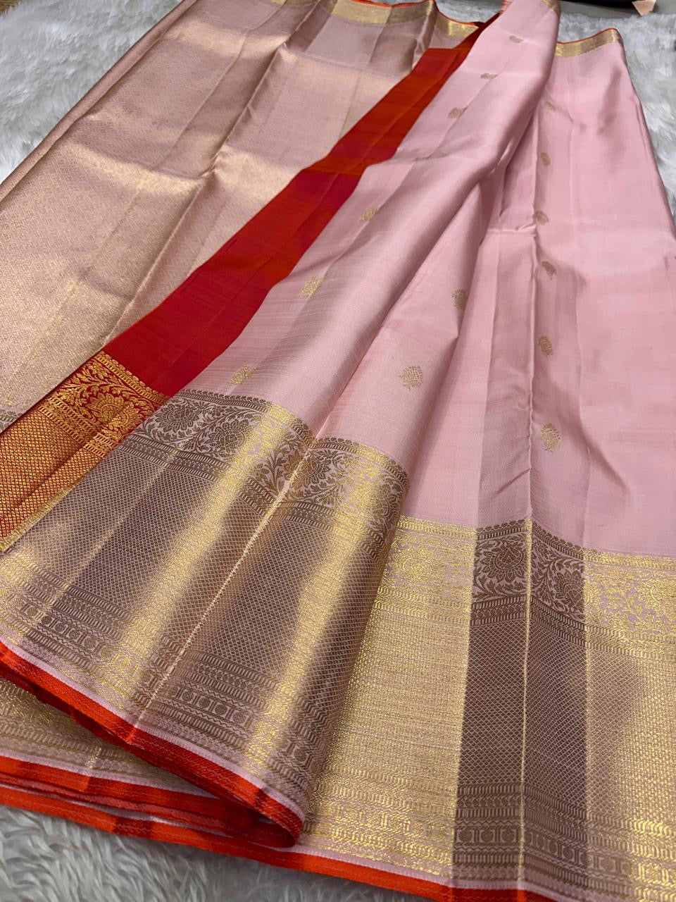Lalima – Bud Pink Annam & Floral Adai in Pure Zari ✨
Broad Baavanji & Varisaipettu Borders with Crimson-Orange Selvedge
Ornate 3g Zari Pallu in Heritage Weave
Includes Matching Orange-Red Silk Blouse