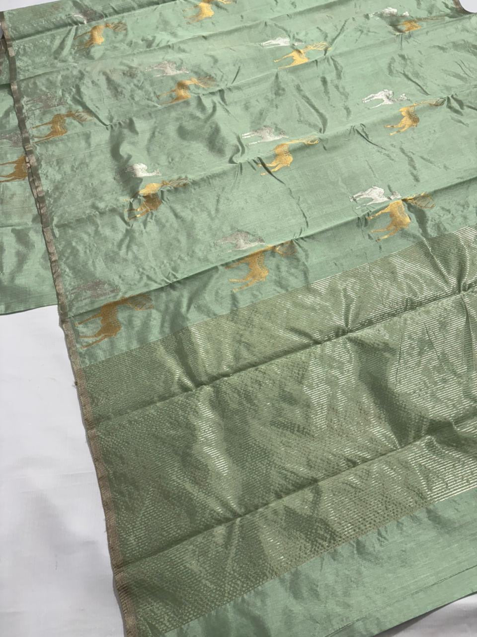 Pure Silk Chanderi – Sage Green with Gold & Silver Stag Motifs
Subtle Kaddi Border & Matching Sage Tissue Pallu ✨
Silk Mark Certified • Free Shipping within USA • Ships in Two Weeks