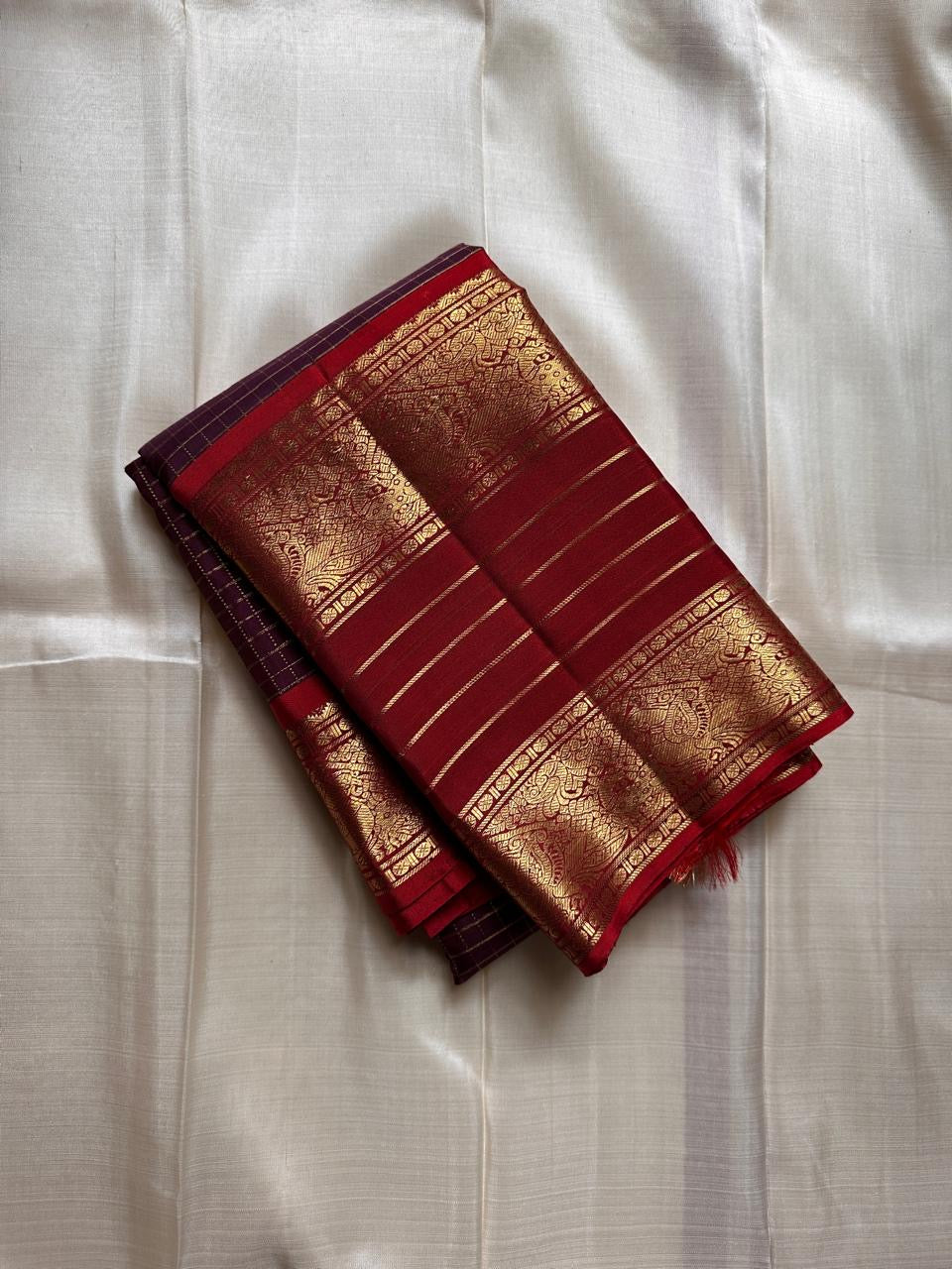 Temple Crimson ✨ – Pure Kanchipuram Silk Saree
Bridal Crimson Red Silk with Regal Gold Zari Weave
Broad Brocade Borders with Peacock & Paisley Motifs
Majestic 2g Pallu with Intricate Heritage Patterns
Silk Mark Certified, delivery in 2 weeks