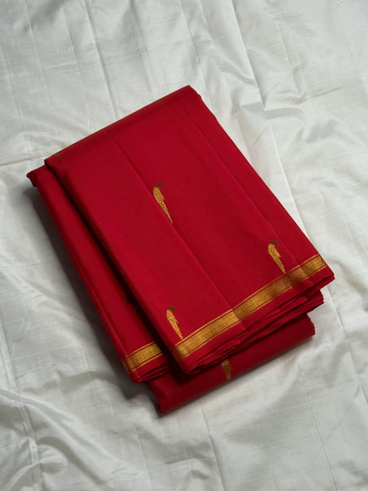 Mina Muniya ( parrot motif ) — Pure Silk Kanchipuram
Vermilion red body with golden muniya (parrot) motifs & intricate zari work ✨
Silk Mark Certified • Grand Mayil Pallu • Ships in Two Weeks • Free Shipping within USA