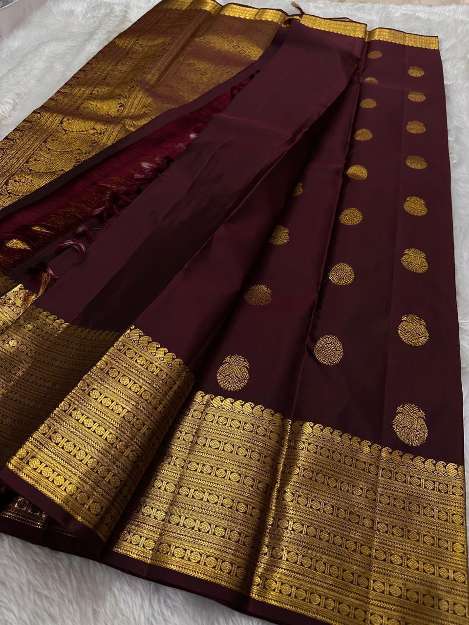 Cholai — Pure Silk Kanchipuram Saree
Deep Arakku Maroon with Gold Coin & Mankolam Buttas
Rudraksha & Vanki Zari Borders | Brocade Gold Pallu
Heritage Handloom Weave | Blouse Attached
Silk Mark Certified ✅ • Fall & Pico Done ✅ • Blouse Stitching ($30) ✅ •