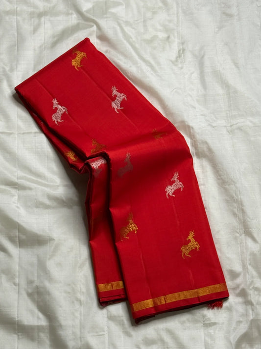 Scarlet Deer — Pure Silk Kanchipuram Saree
Vermilion Red Body with Gold & Silver Deer Motifs ✨
Silk Mark Certified • Fall & Pico Done • Free USA Shipping • Ships in Two Weeks ✅