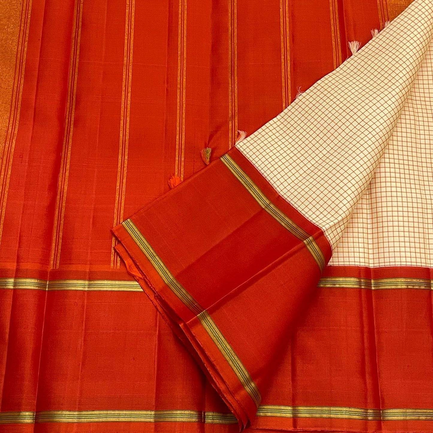 Ivory Vermillion Kattam — Pure Silk Kanchipuram Saree
Buttermilk-Ivory Body with Red Micro-Checks & Vermilion Korvai Border ✨
Gold Pin Lines, Leaf-Green Highlights & Rust Pallu • Silk Mark Certified • Ships in 1 Week ✅