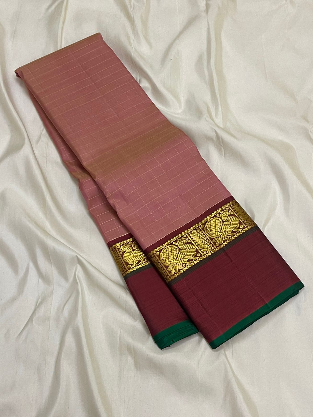 Arakku Rose — Pure Silk Kanchipuram Saree
Dusty-Rose Kattam Body • Arakku-Maroon Korvai Border • Antique-Gold Yali Zari • Grand Maroon Pallu
Matching Arakku Blouse • Silk Mark Certified • Free USA Shipping • ships in two weeks