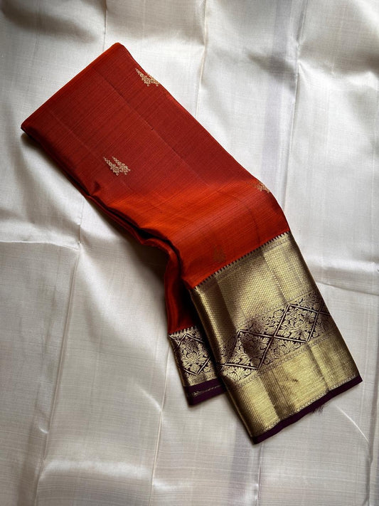 Rust Orange Malli Arangam – Pure Silk Kanchipuram ✨🪔
Jasmine (Malli) Zari Motifs on Body – Subtle & Elegant ✨
Antique-Gold Diamond Jaal Borders & Vadamalli Pallu 💜
Silk Mark Certified ✅ | Fall & Pico Done ✅
Free Shipping within USA 🚚 | 2  weeks