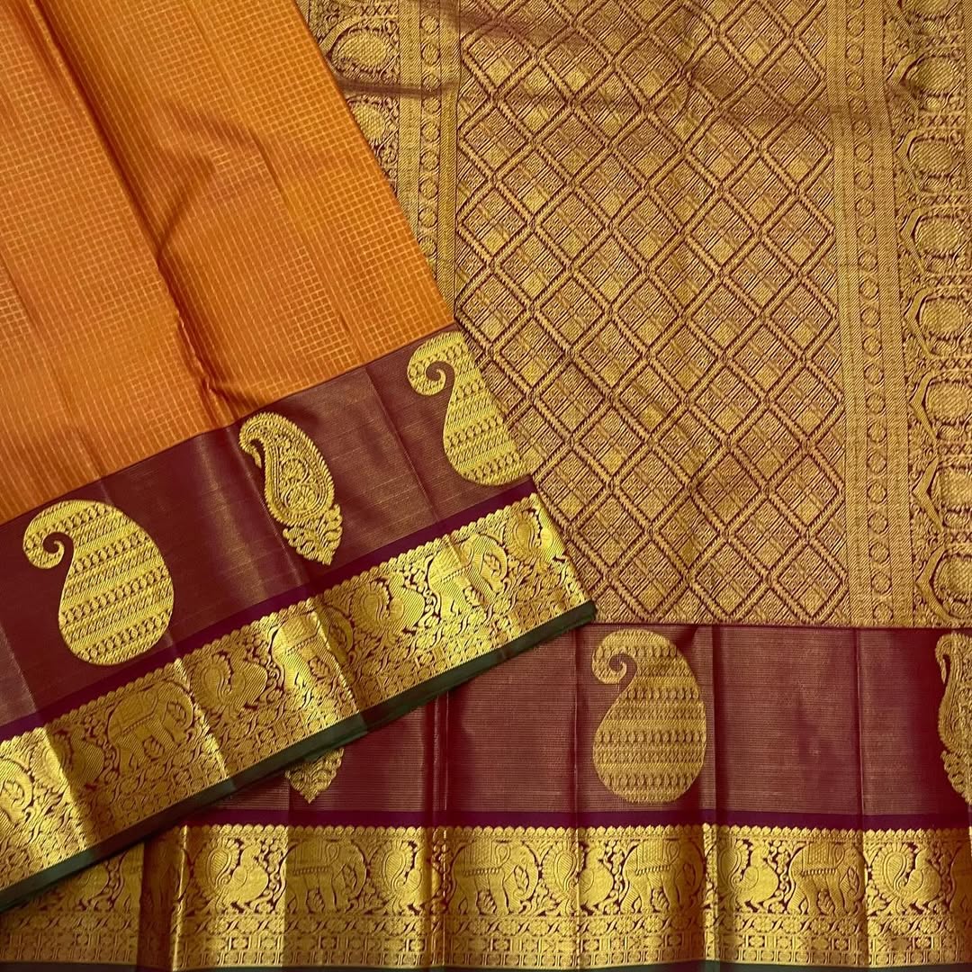 Ushas — Rust Orange Pure Kanchipuram Silk Saree
Radiant Rust Orange Oosi Kattam body with ornate Paisley 2gm Zari ✨
Arakku Red Vanasringaram, Muthuseer & Kamalam border with Fishpettu
Exquisite Arakku Red diamond-pet grid Zari pallu green selvedge