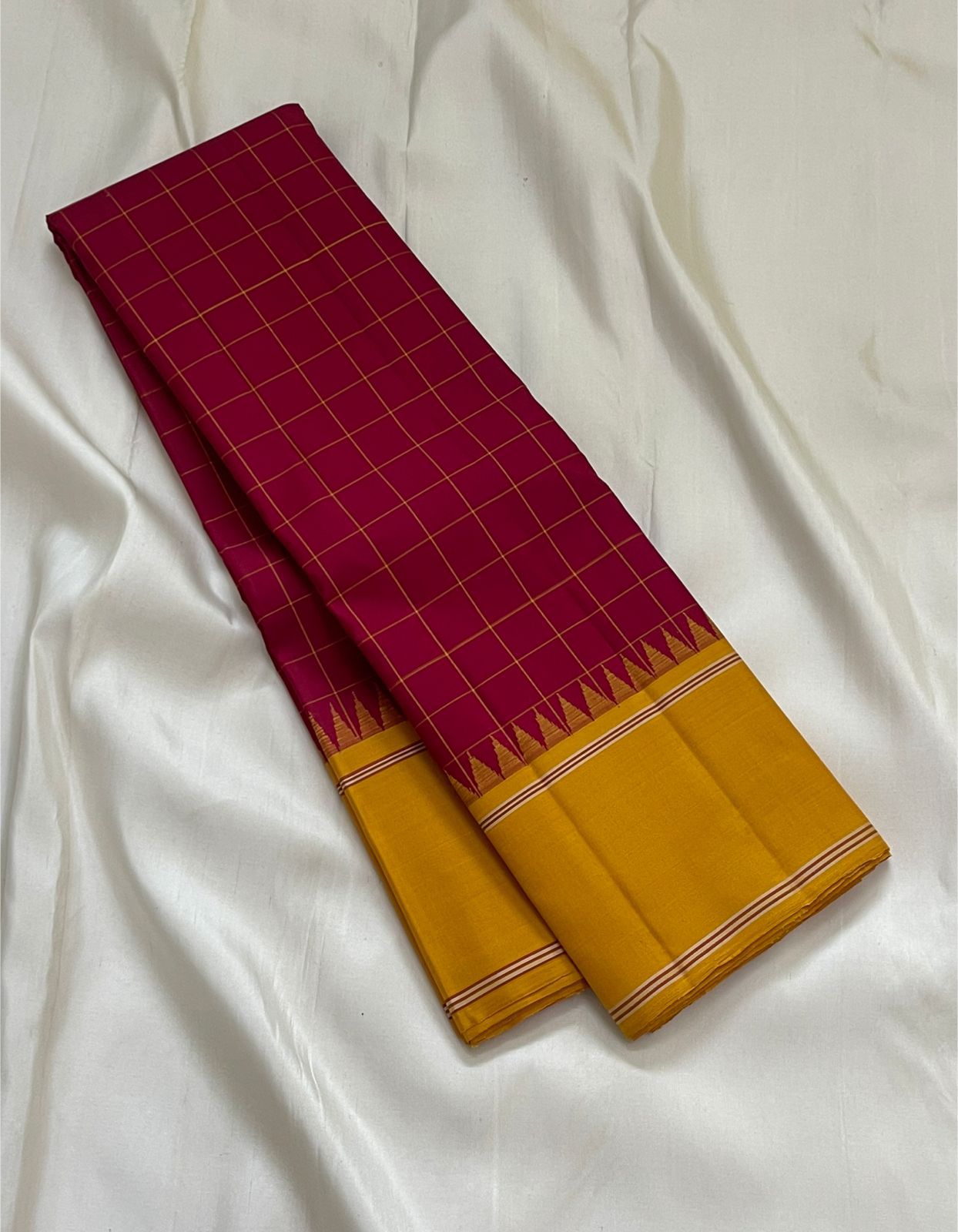 Kattam Kanthi — Pure Silk Kanchipuram Saree
Kalyana arakku body with mustard korvai borders, temple-reku edging & varisaipettu pallu in gold-ochre stripes.
Silk Mark Certified ✅ • Ships in Two Weeks 🚚 • Free Shipping within USA 🇺🇸